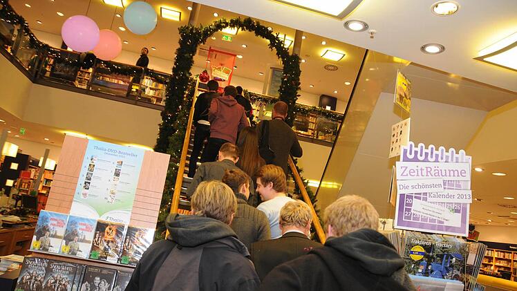 Die letzten Besucher folgen über die Treppe nach oben.