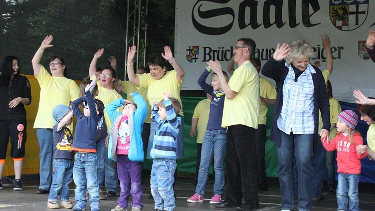 Die Volkstanzgruppe der Lebenshilfewerkstatt tanzt das Fliegerlied, die Kinder machen begeistert mit.