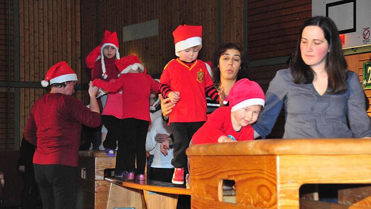 Am Kasten zeigten die Weihnachtswichtel des Muki-Turnens ihre Krabbel-, Kletter- und Sprungkünste, teils noch in Begleitung der Eltern. Foto: K.-H. Hofmann