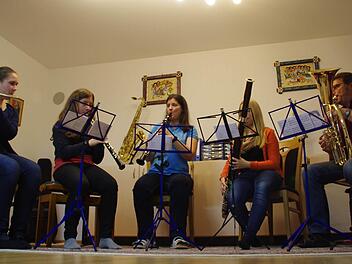 Ohne Musik geht's nicht bei der Kronacher Familie Buckreus (v. l.): Katharina Lauer, Sabrina, Elke, Sarah und Klaus Buckreus. Foto: Marco Meißner