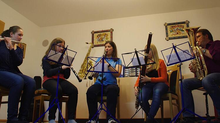 Ohne Musik geht's nicht bei der Kronacher Familie Buckreus (v. l.): Katharina Lauer, Sabrina, Elke, Sarah und Klaus Buckreus. Foto: Marco Meißner
