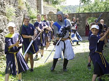 Hautnahe Erfahrungen mit der Ritterzeit machten die Teilnehmer der Knappenschule auf der Trimburg, die auch für Kinder und Jugendliche immer ein interessanter "Abenteuer-Spielplatz" ist.  Foto: Winfried Ehling/Archiv
