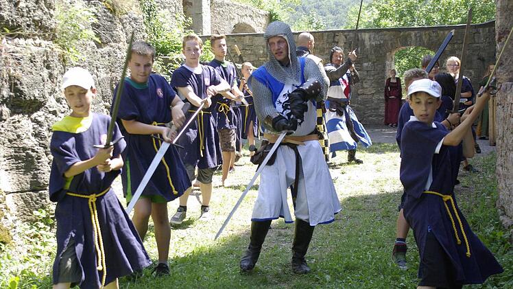 Hautnahe Erfahrungen mit der Ritterzeit machten die Teilnehmer der Knappenschule auf der Trimburg, die auch für Kinder und Jugendliche immer ein interessanter "Abenteuer-Spielplatz" ist.  Foto: Winfried Ehling/Archiv