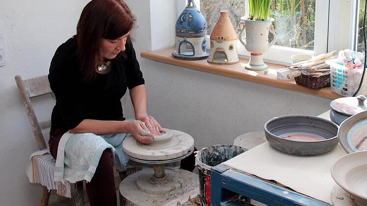 Aus einem Klumpen Ton entsteht ein kleines Kunstwerk. Foto: Johanna Blum
