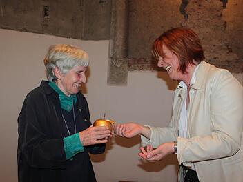 Alice Weeke freute sich über den "Goldenen Apfel", den ihr die Vorsitzende der Frauenliste, Silke Wolf-Mertensmeyer, überreichte. Foto: Veronika Schadeck