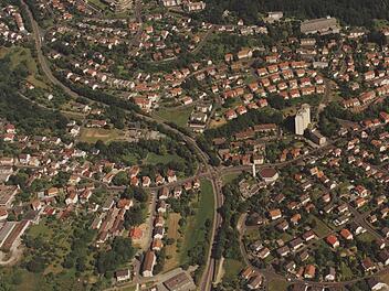Blick auf die Garitzer Kreuzung (Bildmitte): Rechts geht es in die Schönbornstraße, links nach Garitz, von unten kommt die B 286. Foto: Sparkasse/Archiv