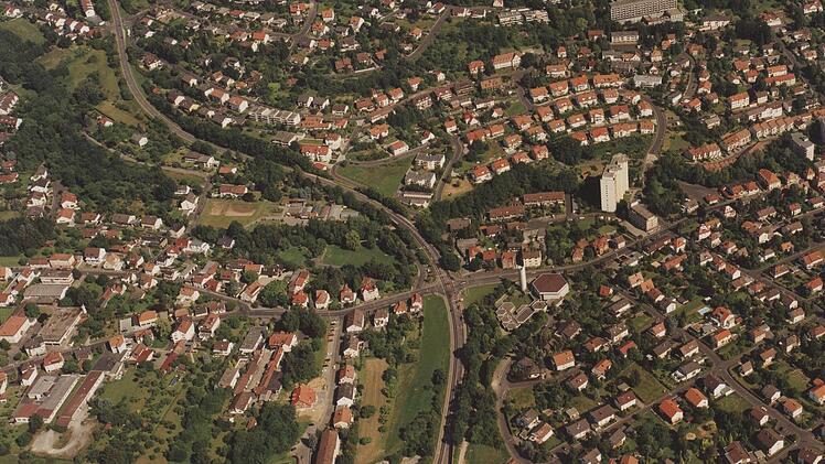 Blick auf die Garitzer Kreuzung (Bildmitte): Rechts geht es in die Schönbornstraße, links nach Garitz, von unten kommt die B 286. Foto: Sparkasse/Archiv