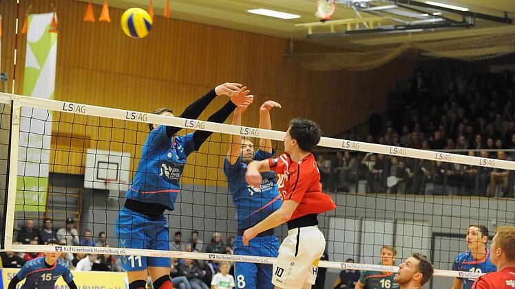 1:3 gegen den Tabellenführer verloren, aber wieder viele Sympathie-Punkte gewonnen haben Hammelburgs Volleyballer (blaue Trikots). Foto: Hopf