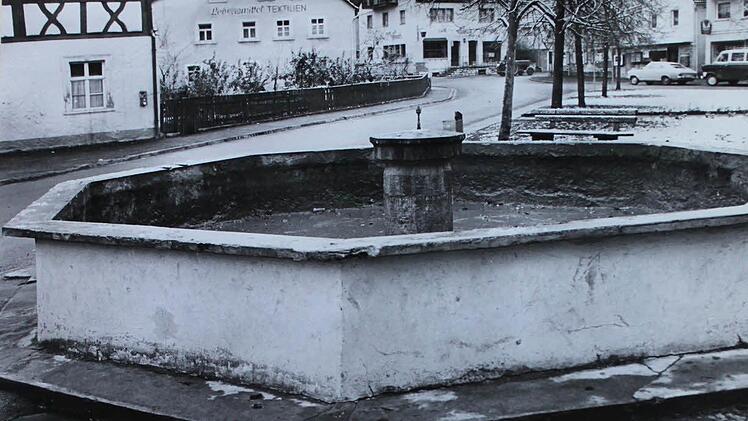 1977 war das alte Brunnenbecken in einem schlechten Zustand. Repro: Carmen Schwind