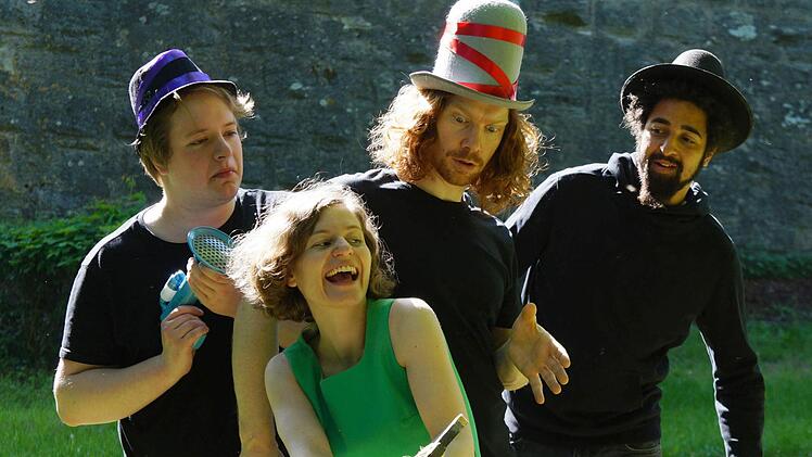 "Die drei Räuber" (von links): Valentin Kärner, Benjamin Bochmann und Pascal Averibou mit "Tiffany" alias Susanna Bauernfeind Foto: Chapeau Claque