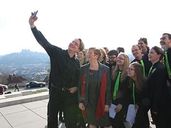 Die neue Hochschulpräsidentin Christiane Fritze posiert mit dem Hochschulchor "Die Klangfänger" für ein Selfie.