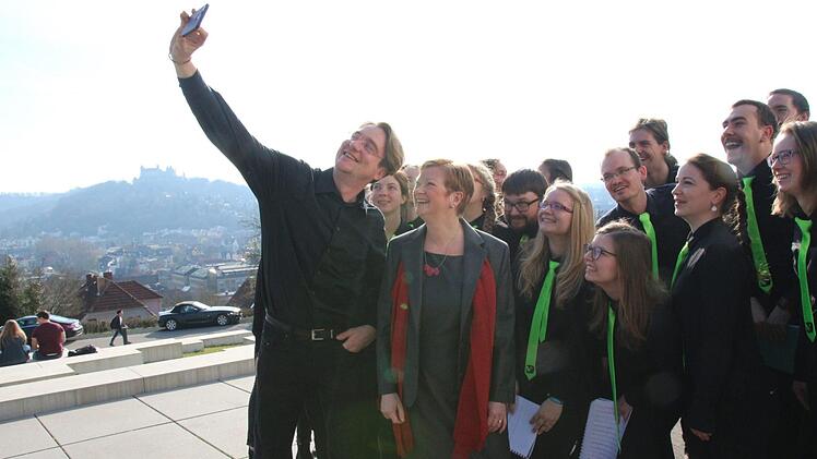 Die neue Hochschulpräsidentin Christiane Fritze posiert mit dem Hochschulchor "Die Klangfänger" für ein Selfie.