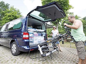 Im VW-Bus wird auf der Sportinsel übernachtet - mit E-Bikes gehen Heike und Dino Bergmann auf Entdeckungstour.  Fotos: Andreas Oswald