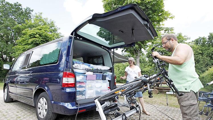 Im VW-Bus wird auf der Sportinsel übernachtet - mit E-Bikes gehen Heike und Dino Bergmann auf Entdeckungstour.  Fotos: Andreas Oswald