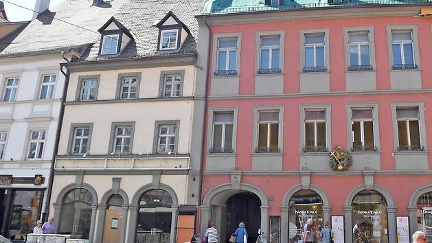 Der Baldachin am Durchgang zu den Theatergassen ist bereits entfernt. Zwei stadtbildpr&auml;gende Geb&auml;ude sehen der Sanierung entgegen: Lange Stra&szlig;e 24 (l.) und 22.  Foto: Ronald Rinklef