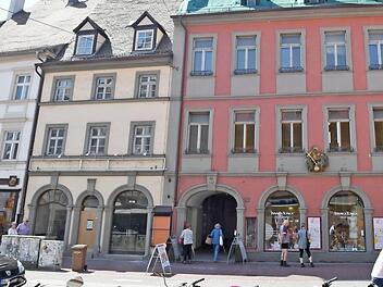 Der Baldachin am Durchgang zu den Theatergassen ist bereits entfernt. Zwei stadtbildprägende Gebäude sehen der Sanierung entgegen: Lange Straße 24 (l.) und 22.  Foto: Ronald Rinklef