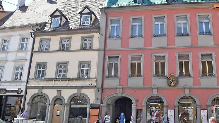Der Baldachin am Durchgang zu den Theatergassen ist bereits entfernt. Zwei stadtbildprägende Gebäude sehen der Sanierung entgegen: Lange Straße 24 (l.) und 22.  Foto: Ronald Rinklef