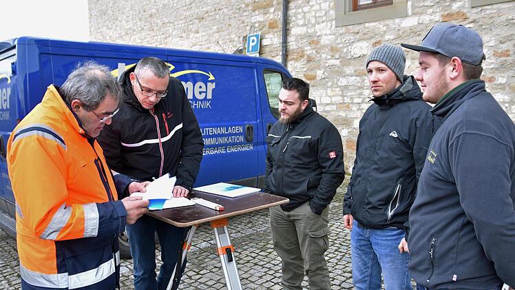 Die Arbeit der Siebener wird in einem Protokoll festgehalten. Wie dieses auszusehen hat, erklärte der Mitarbeiter des Amtes für Digitalisierung, Breitband und Vermessung Schweinfurt, Hermann Herterich, den neuen Feldgeschworenen Marco Hauck aus Lichtenstein, Christian Käb aus Sechsthal, Christian Schramm aus Obermerzbach und Stefan Scholl aus Untermerzbach (von links).