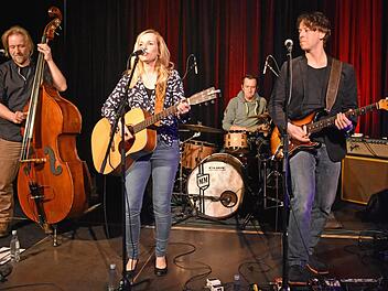 Die Band "Christine set the scene", die auf Einladung des Kulturamts Haßfurt live in der Rathaushalle gastierte, wurde vom Publikum begeistert gefeiert. Im Bild (von links) Klaus Metzler, Christine Mühlenkamp, Mike Müller und Robert Mühlenkamp.Ulrike Langer