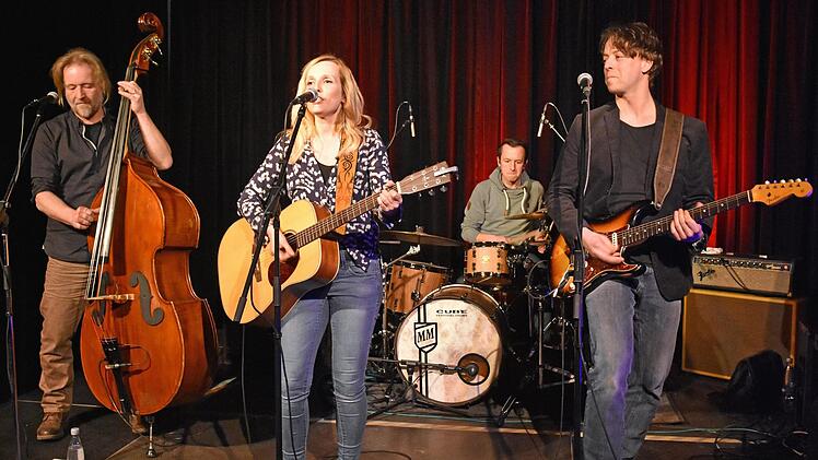 Die Band "Christine set the scene", die auf Einladung des Kulturamts Haßfurt live in der Rathaushalle gastierte, wurde vom Publikum begeistert gefeiert. Im Bild (von links) Klaus Metzler, Christine Mühlenkamp, Mike Müller und Robert Mühlenkamp.Ulrike Langer