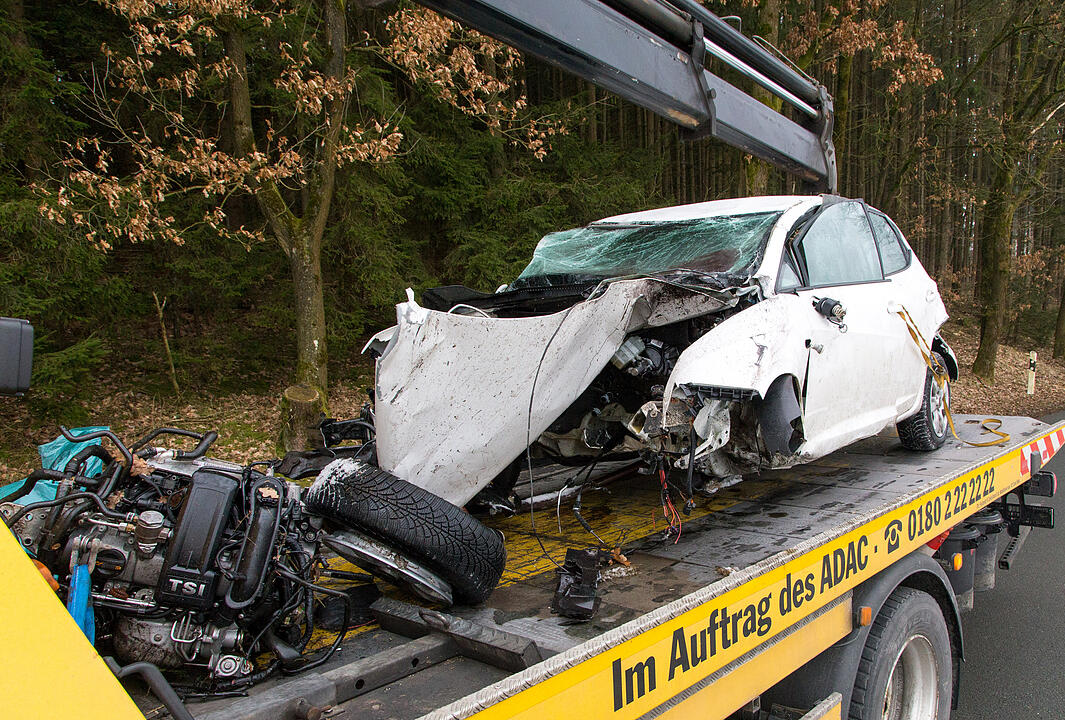 Sonnefeld: Mann prallt mit Auto gegen mehrere Bäume und stirbt