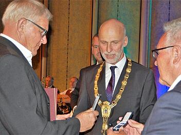 Oberbürgermeister Kay Blankenburg (Mitte) und dritter Bürgermeister Thomas Leiner (rechts) überreichen Eisenstadts ehemaligem Stadtamtsdirektor Kurt Fleischhacker die Bürgermedaille der Stadt Bad Kissingen. Sigismund von Dobschütz