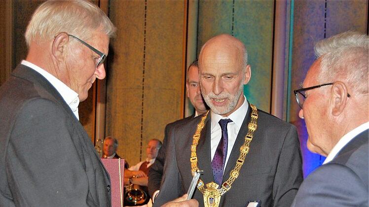 Oberbürgermeister Kay Blankenburg (Mitte) und dritter Bürgermeister Thomas Leiner (rechts) überreichen Eisenstadts ehemaligem Stadtamtsdirektor Kurt Fleischhacker die Bürgermedaille der Stadt Bad Kissingen. Sigismund von Dobschütz