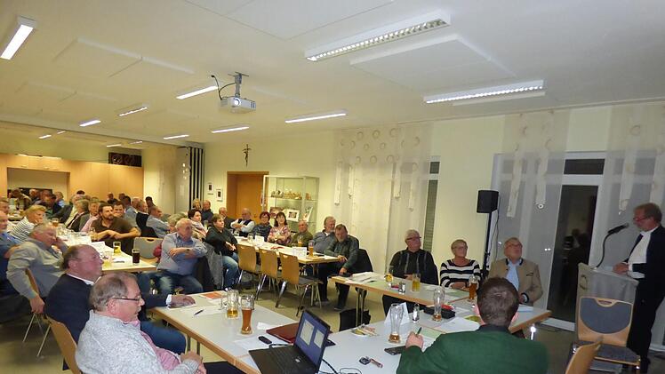 Die Delegierten der Ortsverbände hören des Ausführungen des  FSV-Chefs Reinhardt Glauber (rechts am Rednerpult) in der Kulturwerkstatt  Morschreuth zu.  Foto: Thomas Weichert