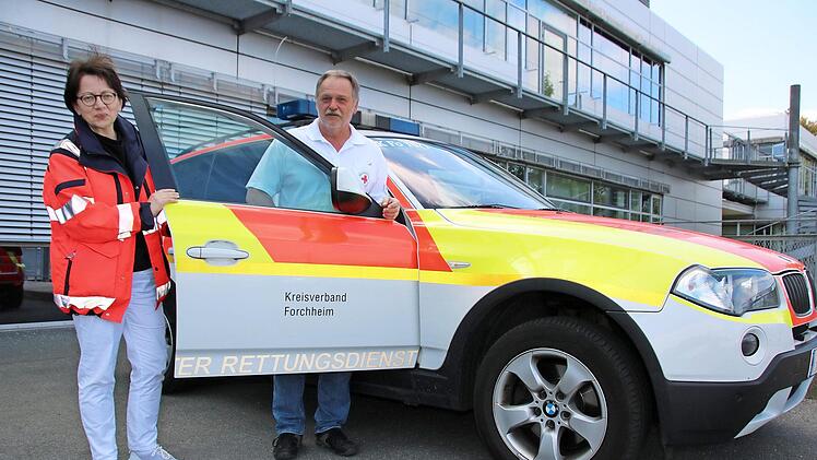 Verletzten zu helfen ist für Elisabeth Dewald und Klaus Knauer vom Rettungsdienst Forchheim eine Herzensangelegenheit.  Foto: Jutta Rudel