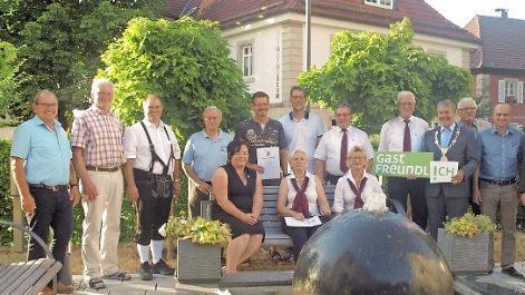 Diese Männer und Frauen sind stolz auf die silberne Ehrennadel.
