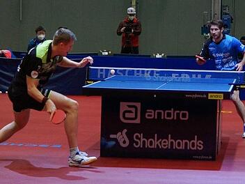 Vizeweltmeister Mattias Falck (vorne) vom SV Werder Bremen erwies sich als zu stark f&uuml;r Bastian Steger (hinten) und Filip Zeljko vom TSV Bad Knigshofen. Die Bremer gewannen mit 3:1.  Foto: Rudi D&uuml;mpert