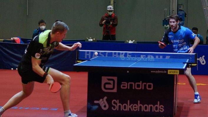 Vizeweltmeister Mattias Falck (vorne) vom SV Werder Bremen erwies sich als zu stark f&uuml;r Bastian Steger (hinten) und Filip Zeljko vom TSV Bad Knigshofen. Die Bremer gewannen mit 3:1.  Foto: Rudi D&uuml;mpert