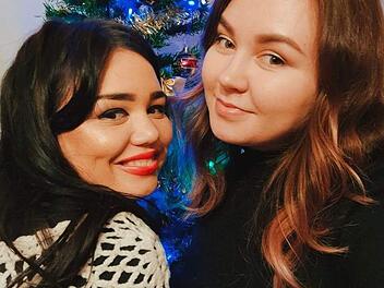 Da war die Welt noch in Ordnung: Julia und Renata Bikkuzhyna vor dem Weihnachtsbaum. Vor wenigen Tagen sind die beiden jungen Frauen vor dem Krieg in der Ukraine geflüchtet.