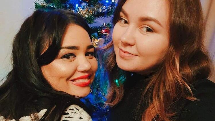 Da war die Welt noch in Ordnung: Julia und Renata Bikkuzhyna vor dem Weihnachtsbaum. Vor wenigen Tagen sind die beiden jungen Frauen vor dem Krieg in der Ukraine geflüchtet.