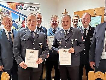 Von links: Kreisbrandinspektor Norbert Rauch, Landrat Alexander Tritthart, Peter Heinlein, Wolfgang Kautny, Stefan Steinbrich, Kurt Vogel, Kreisbrandrat Matthias Rocca, Andreas Haagen, Bürgermeister Karl-Heinz Hertlein.