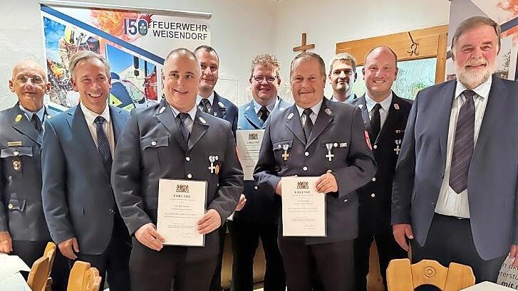 Von links: Kreisbrandinspektor Norbert Rauch, Landrat Alexander Tritthart, Peter Heinlein, Wolfgang Kautny, Stefan Steinbrich, Kurt Vogel, Kreisbrandrat Matthias Rocca, Andreas Haagen, Bürgermeister Karl-Heinz Hertlein.