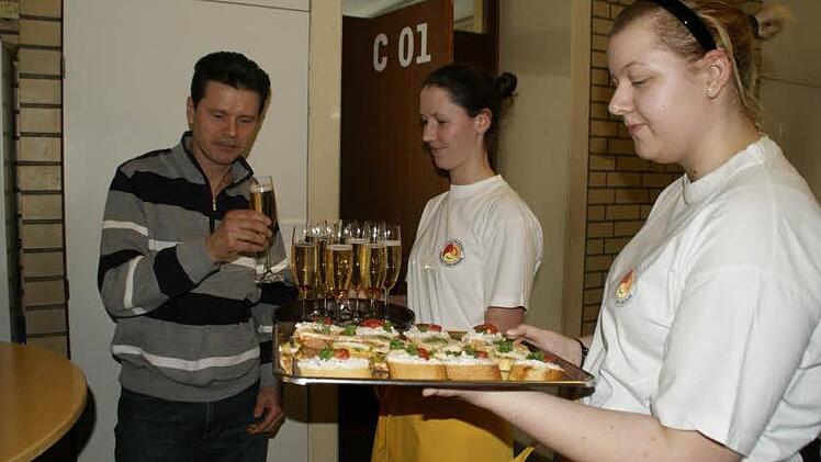 Das passiert Müllermeister Jochen Schor eher selten, dass er von Kunden zum Essen eingeladen wird. In der Berufsfachschule für Ernährung und Versorgung in Haßfurt begrüßten ihn Anna und Lisa mit einem alkoholfreien Aperitif und einem "amuse gueule", einem Gruß aus der Küche. Fotos: Sabine Weinbeer