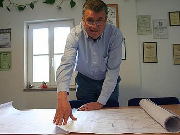 Heinz Dorsch befasst sich mit Flurbereinigungsplänen seines Gemeindegebietes. Foto: Sabine Paulus