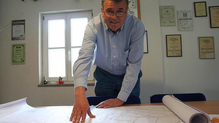 Heinz Dorsch befasst sich mit Flurbereinigungsplänen seines Gemeindegebietes. Foto: Sabine Paulus