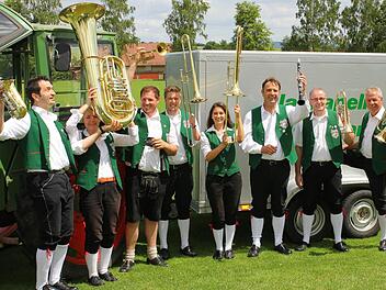 Diese Musikerinnen und Musiker halten die Instrumente und die Verantwortung in Stadelschwarzach hoch. Foto: Dominik Berthel