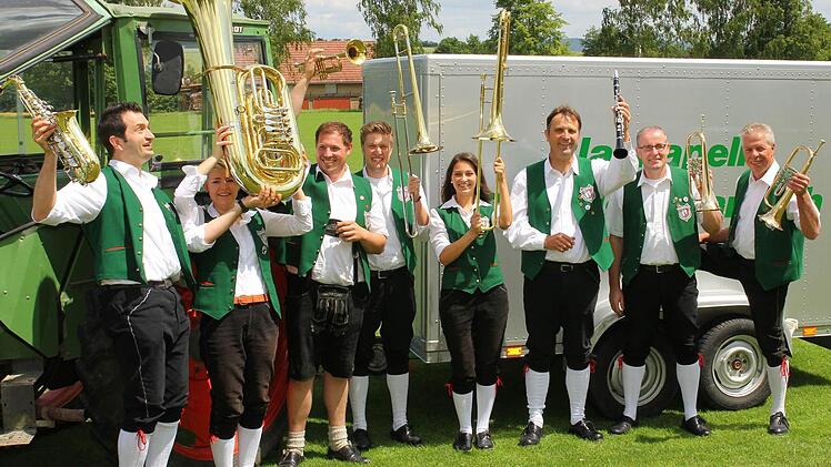 Diese Musikerinnen und Musiker halten die Instrumente und die Verantwortung in Stadelschwarzach hoch. Foto: Dominik Berthel