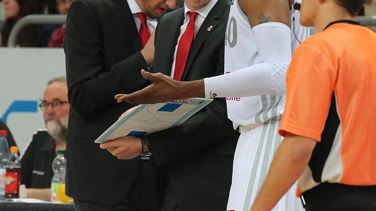 Wie ein Trainer sich an der Seitenlinie verhält, pessimistisch oder zuversichtlich - all das überträgt sich in der Regel auch auf Mannschaft und Fans. Foto: Matthias Hoch