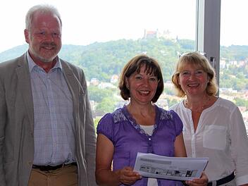 Stadtheimatpfleger Hubertus Habel, Margareta Bögelein und Projektleiterin Monika Faaß (von links) mit den ersten Entwürfen für den Ausstellungs-Container am Albertsplatz. Foto: Ulrike Nauer