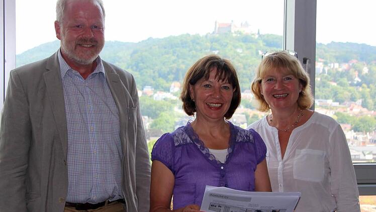 Stadtheimatpfleger Hubertus Habel, Margareta Bögelein und Projektleiterin Monika Faaß (von links) mit den ersten Entwürfen für den Ausstellungs-Container am Albertsplatz. Foto: Ulrike Nauer