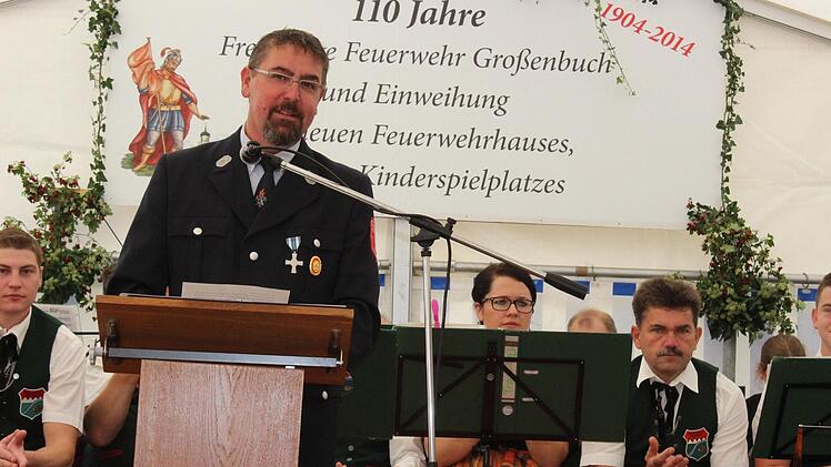 Feuerwehr-Vorsitzender Bernhard Stirnweiß begrüßt die Gäste. Foto: fra-press