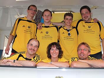 Der SV Römershag ist mit seinem Verkaufsstand auf dem Sinnauplatz etabliert. Hier das Ausschank-Team von 2013. Foto: Ulrike Müller/Archiv