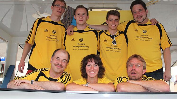 Der SV Römershag ist mit seinem Verkaufsstand auf dem Sinnauplatz etabliert. Hier das Ausschank-Team von 2013. Foto: Ulrike Müller/Archiv