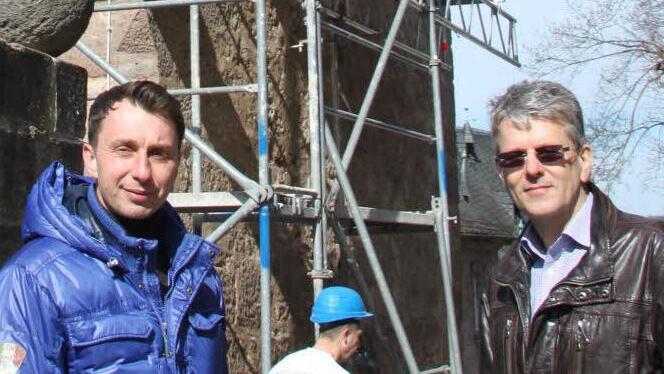 Malermeister Andreas Kamlowski und der Chef des städtischen Hochbauamts, Bernd Ohnemüller (rechts), treffen sich am Dienstag zur Baustellenbesprechung. Foto: Stephan Tiroch