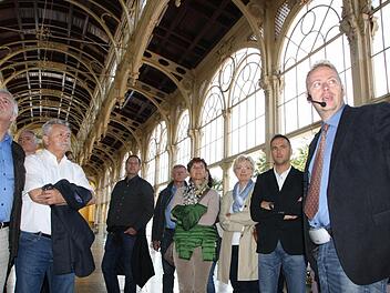 In Marienbad zeigte Stadtführer Dusan Drexler (rechts) unter anderem die imposante Wandelhalle aus Stahl. Foto: Ralf Ruppert