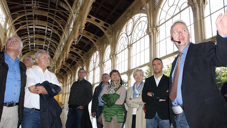 In Marienbad zeigte Stadtführer Dusan Drexler (rechts) unter anderem die imposante Wandelhalle aus Stahl. Foto: Ralf Ruppert